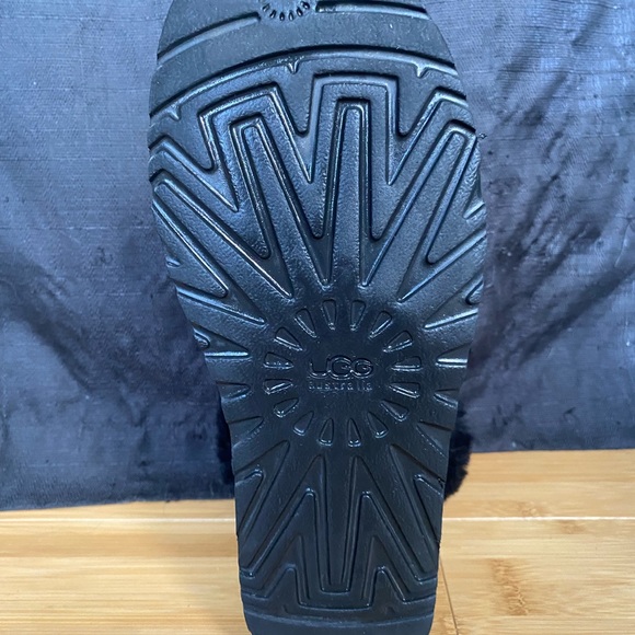 Women’s Classic Uggs Boot - Picture 2 of 3